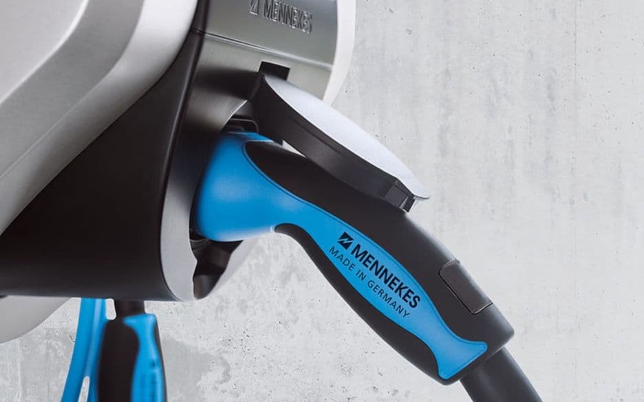 Detailaufnahme eines eingesteckten Ladesteckers an einer Wallbox für Elektrofahrzeuge.