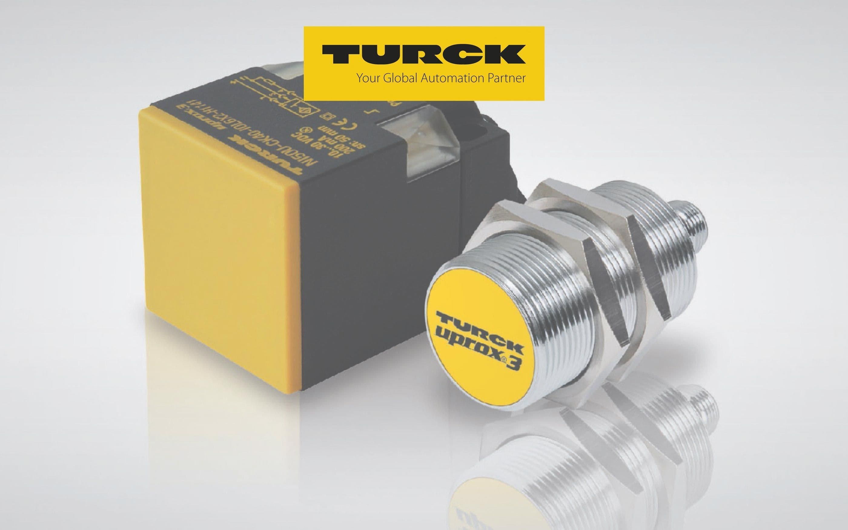 Produktfoto mit zwei Turck-Sensoren: links gelb-schwarzes rechteckiges Sensormodul, rechts zylindrischer Metall-Induktivsensor mit gelber Stirnfläche und Aufdruck ‚Turck uprox3‘; darüber Turck-Logo mit Slogan ‚Your Global Automation Partner‘.
